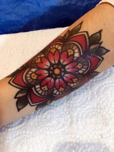 Hilde Neunteufel Tattoo mit großer Rose